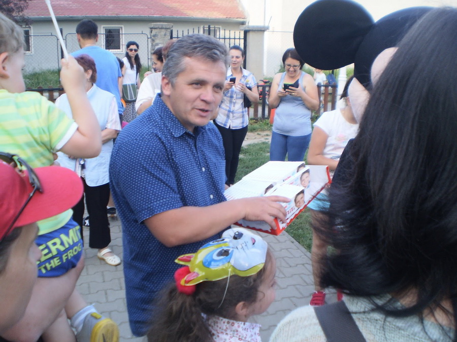 Prichindeii din Medias au primit cadouri de la deputatul Gheorghe Roman