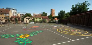 12 școli din Sibiu dotate cu un joc conceput pentru a stimula imaginația și creativitatea copiilor