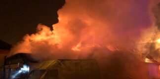 Mediaș: Incendiu la un microbuz și acoperiș depozit de fructe