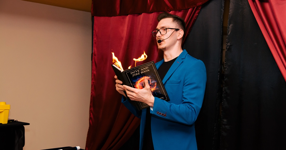 magician Sighișoara magician Mureș Adrian Pintea Magicianul Magul Cetății spectacole magie copii Mureș spectacole magie adulți Mureș magician Târnăveni magician Mediaș Călătoria Magică