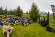 Peste 100 de persoane au urcat la 1.680 de metri pentru debutul proiectului „Piano Rocks. Călătoria”