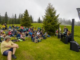 Peste 100 de persoane au urcat la 1.680 de metri pentru debutul proiectului „Piano Rocks. Călătoria”