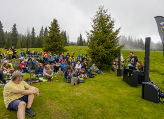 Peste 100 de persoane au urcat la 1.680 de metri pentru debutul proiectului „Piano Rocks. Călătoria”