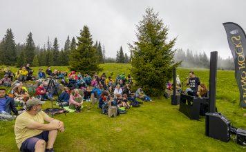 Peste 100 de persoane au urcat la 1.680 de metri pentru debutul proiectului „Piano Rocks. Călătoria”