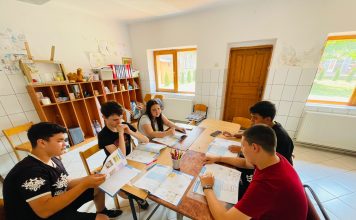 100 de copii din satele sibiene au învățat să navigheze mai sigur în lumea digitală