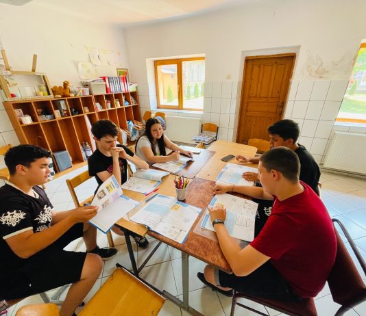 100 de copii din satele sibiene au învățat să navigheze mai sigur în lumea digitală